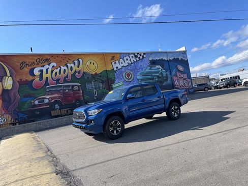 Used 2018 Toyota Tacoma TRD Sport AWD/4WD image 1
