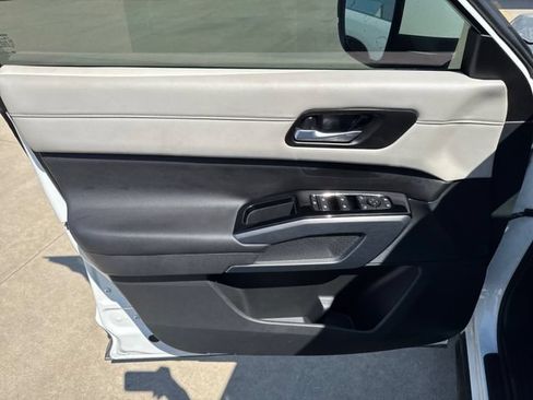 Used 2024 Nissan Pathfinder SL AWD/4WD image 21
