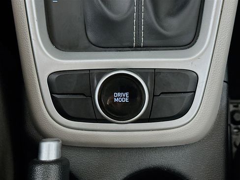 Used 2025 Hyundai Venue SEL FWD image 24