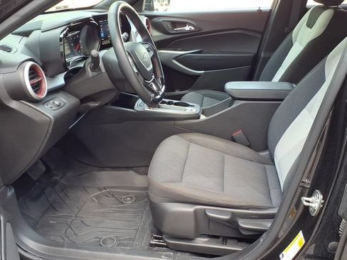 Used 2024 Chevrolet Trax RS w/ Sunroof Package FWD image 9