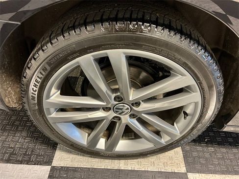 Used 2018 Volkswagen Passat 2.0T R-Line image 14