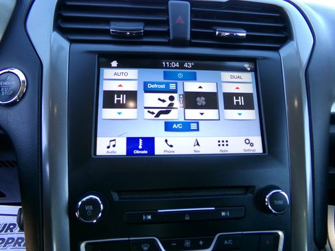 Used 2017 Ford Fusion SE w/ Fusion SE Technology Package image 12