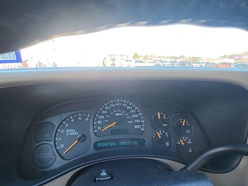 Used 2004 Chevrolet Suburban LS w/ Preferred Equipment Group image 13