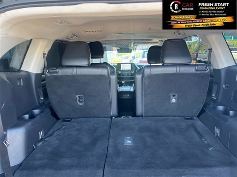 Used 2024 Toyota Highlander XLE AWD/4WD image 11