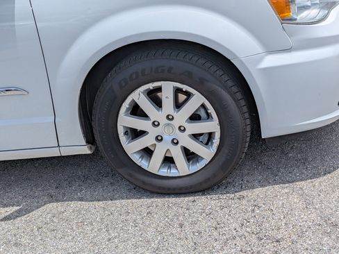 Used 2015 Chrysler Town & Country Touring FWD image 11