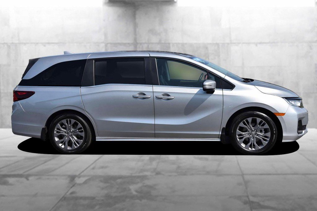 Certified 2026 Honda Odyssey Touring image 5