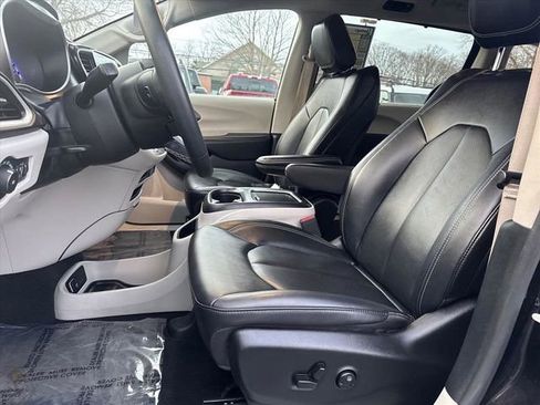 Used 2024 Chrysler Pacifica Touring-L image 10