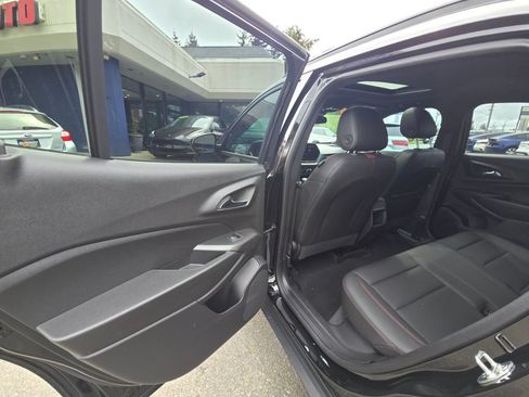 Used 2024 Chevrolet Trax RS w/ Sunroof Package FWD image 16