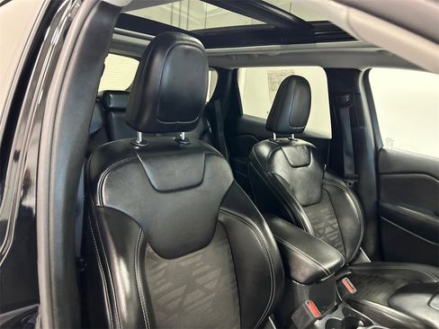 Used 2022 Jeep Cherokee Latitude w/ Sun & Sound Group image 33