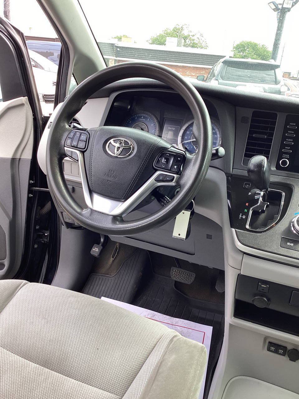 Used 2020 Toyota Sienna L FWD image 21
