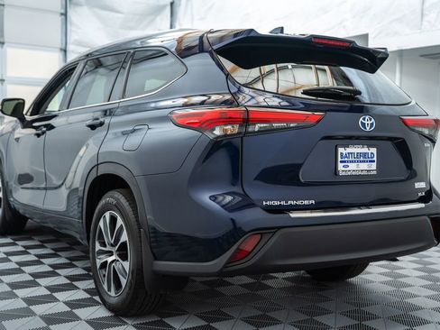 Used 2022 Toyota Highlander XLE AWD/4WD image 7