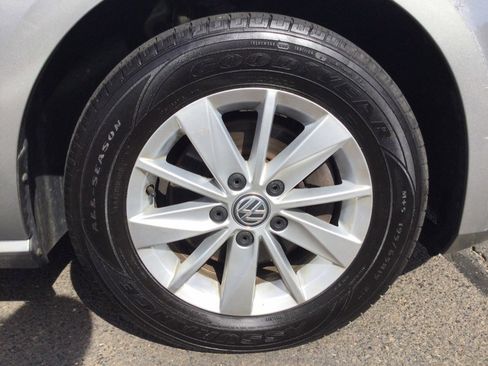 Used 2016 Volkswagen Golf S FWD image 42