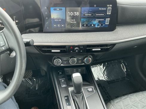 Used 2025 Nissan Kicks SV AWD/4WD image 11