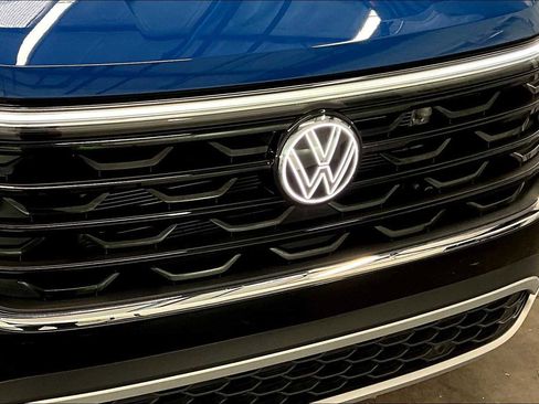 Used 2025 Volkswagen Atlas Cross Sport SEL image 33