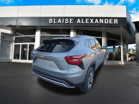 Used 2024 Chevrolet Trax LT w/ LT Convenience Package image 5