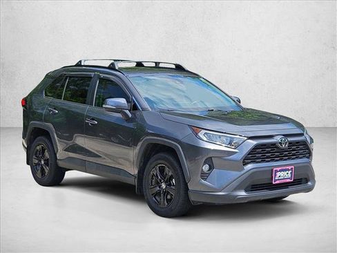 Used 2021 Toyota RAV4 XLE w/ Convenience Package FWD image 3