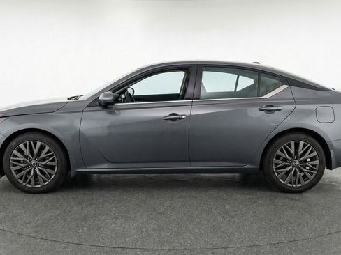 Used 2025 Nissan Altima 2.5 SV image 5