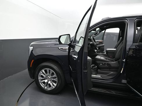 Used 2025 GMC Yukon XL Denali AWD/4WD image 13