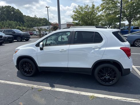 Used 2022 Chevrolet Trax LT w/ Sport Edition FWD image 6