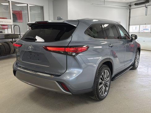Used 2020 Toyota Highlander Platinum image 3
