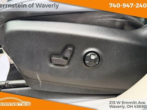 Used 2022 Chrysler Pacifica Touring-L image 12