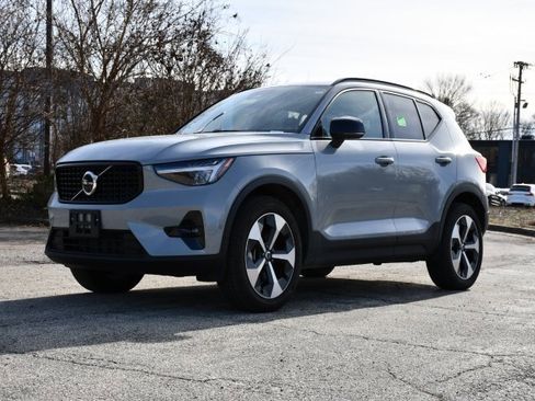 Used 2025 Volvo XC40 B5 Plus image 3