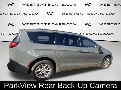 Used 2022 Chrysler Pacifica Touring-L FWD image 5