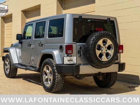 Used 2018 Jeep Wrangler Unlimited Sahara w/ Dual Top Group AWD/4WD image 2