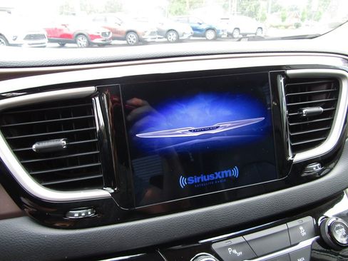 Used 2017 Chrysler Pacifica Touring-L image 14