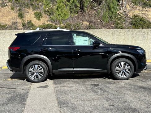 New 2025 Nissan Pathfinder SL w/ Black Appearance Package image 2