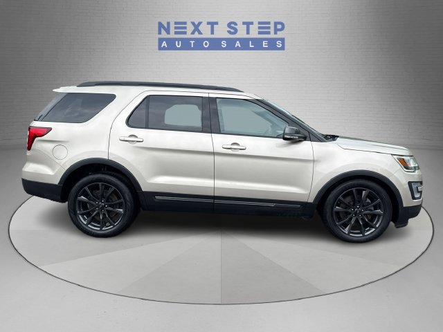 Used 2017 Ford Explorer XLT w/ Equipment Group 202A AWD/4WD image 9