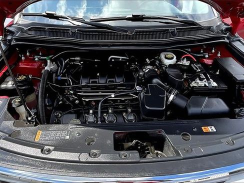 Used 2018 Ford Explorer XLT w/ Equipment Group 202A image 9