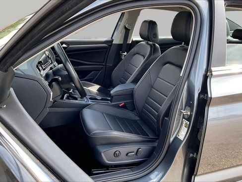 Used 2024 Volkswagen Jetta SE FWD image 8