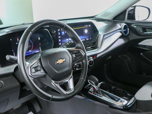 Used 2025 Chevrolet Trax LT w/ LT Convenience Package FWD image 22