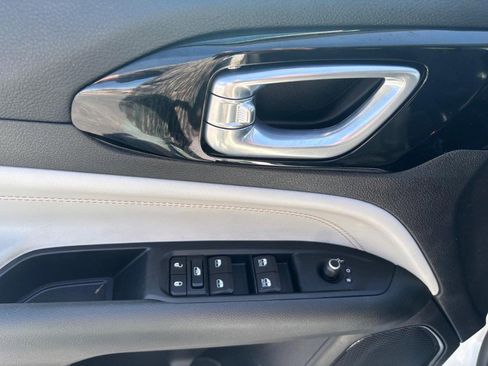 Used 2022 Jeep Compass Limited image 9