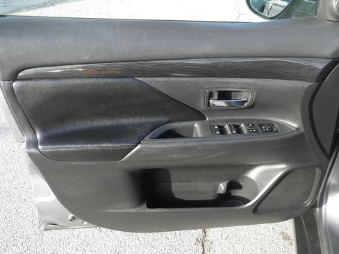 Used 2017 Mitsubishi Outlander SEL image 12