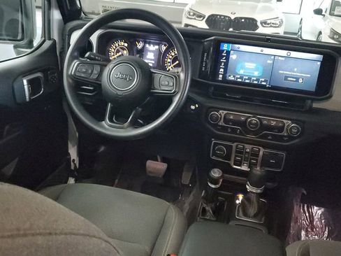 Used 2025 Jeep Gladiator Nighthawk image 11