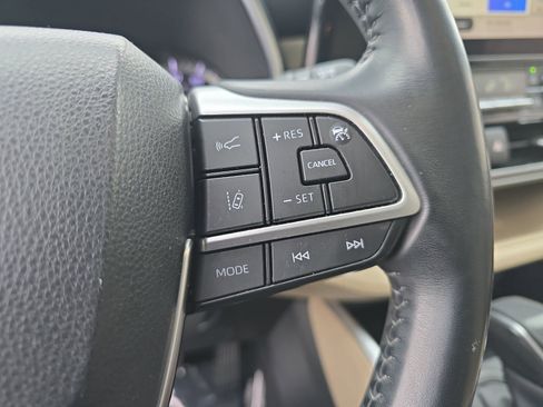 Used 2023 Toyota Highlander XLE image 26