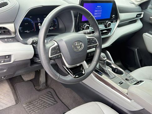 Used 2023 Toyota Highlander Limited FWD image 4