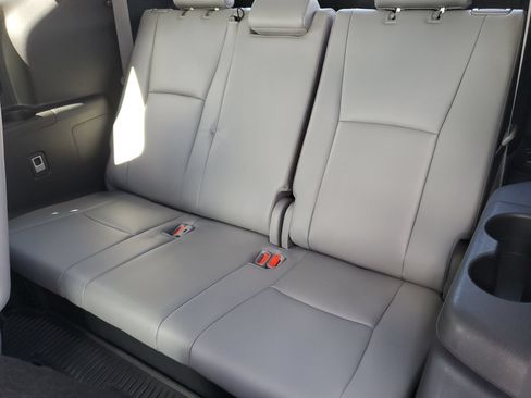 Used 2023 Toyota Highlander XLE AWD/4WD image 13