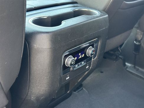 Used 2024 Chevrolet Suburban LT RWD image 19
