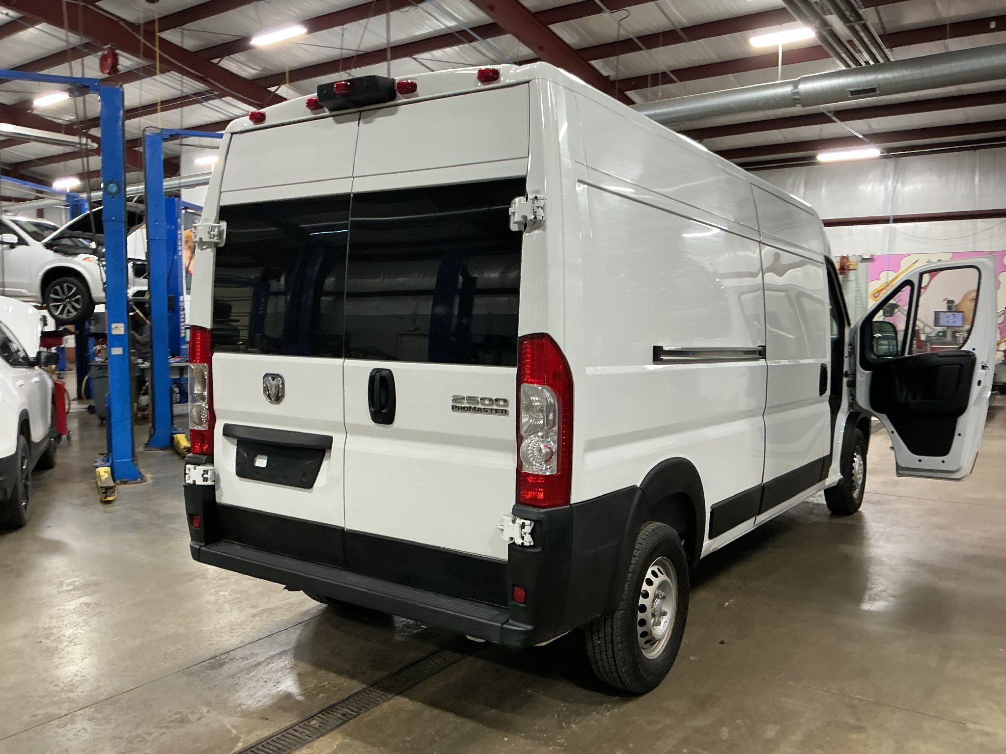 Used 2023 RAM ProMaster 2500 FWD image 3