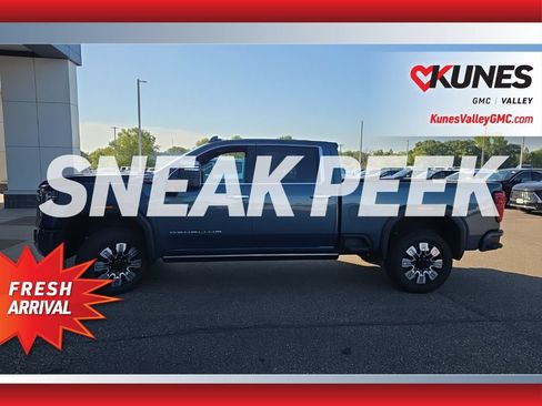 Used 2025 GMC Sierra 3500 Denali w/ Denali Reserve Package AWD/4WD image 3