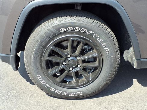 Used 2020 Jeep Grand Cherokee Laredo image 9