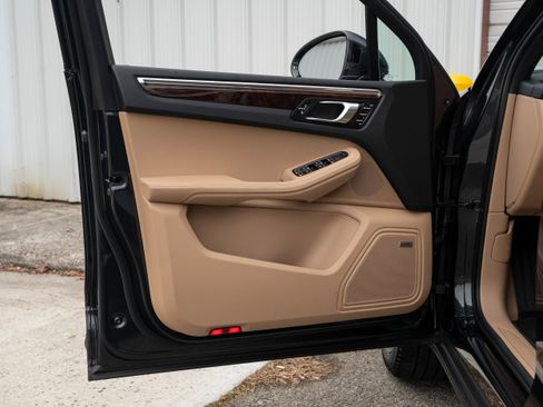 Certified 2025 Porsche Macan image 27
