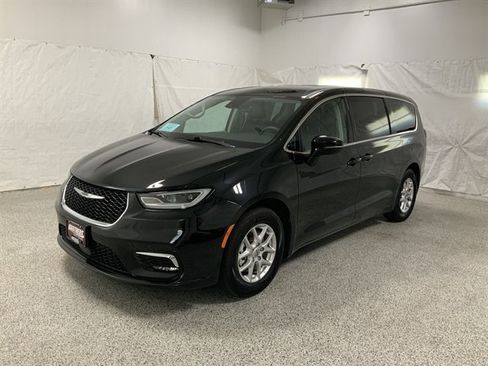 Used 2024 Chrysler Pacifica Touring-L FWD image 2