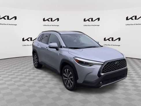 Used 2024 Toyota Corolla Cross XLE w/ Convenience Package image 2