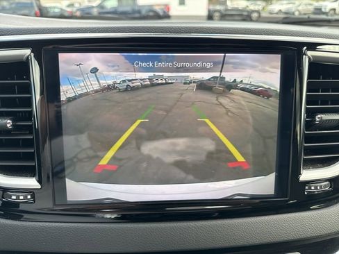 Used 2024 Chrysler Pacifica Touring-L FWD image 15