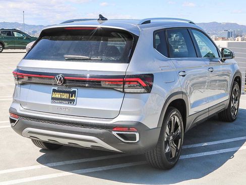 New 2025 Volkswagen Taos SE w/ Panoramic Sunroof Package image 6