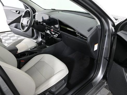 New 2025 Kia Niro EX Touring image 10